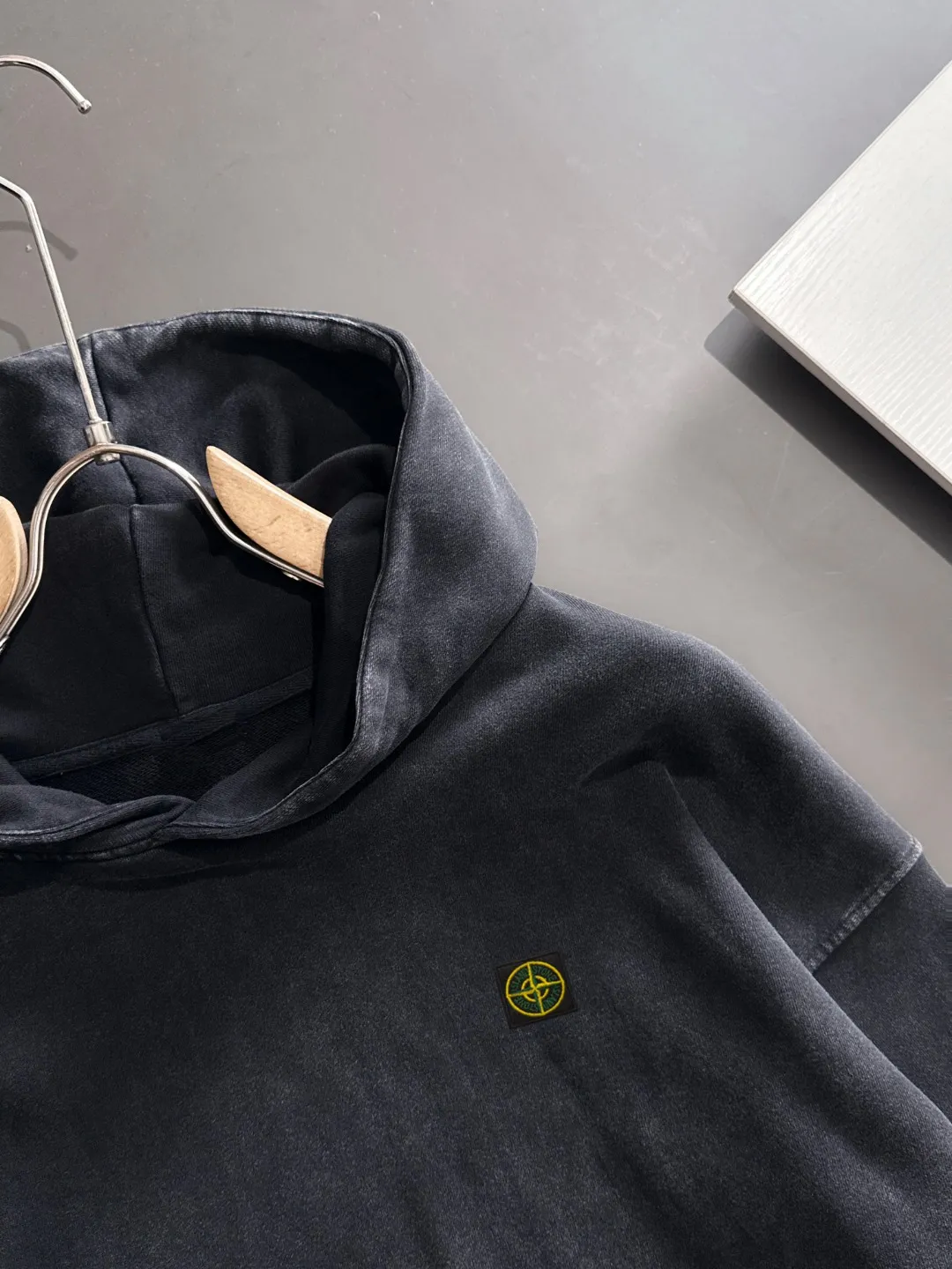 Next day shipping P720 Stone lsland/stone island high quality 2025 autumn and winter new casual heavy industry suit exclusively developed by yb! High quality production! The top version of the trading company channel order, external orders for imported custom fabrics, high breathability and comfort, impeccable details, absolutely worth buying! This type of suit is also a must-have for lazy people. You don’t have to think about how to match it, you can just get it in one set! Brand element design concept, delicate and soft feel! It presents a casual cut and the upper body shape is great! On sale simultaneously on the official website! From a high-end men's positioning brand, the low-key luxury taste is irresistible! Exquisite workmanship and impeccable quality! The overall style is simple, fashionable and timeless, fully meeting the requirements of stylish and tasteful dressing! Sizes: S to XL (or state your height and weight when placing an order)